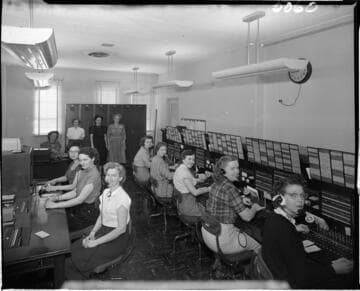 Edison telephone exchange with 8 operators and a supervisor