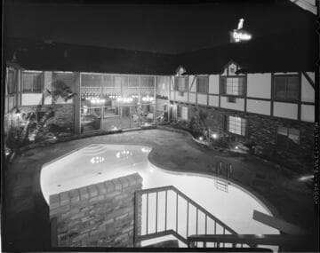 Lococo's Cockatoo Inn (Hotel)