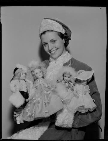 La Nelle Smith with dolls dressed by Edison girls