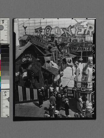 Queue of people in front of Toonerville Fun House, Ocean Park Pier