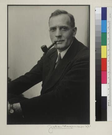 Studio portrait photograph of Edwin Powell Hubble