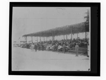 Looff Pier, picnic area next to bandstand