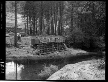 Big Creek - Mammoth Pool - Center pier forms Chiquito Bridge