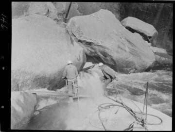 Big Creek - Mammoth Pool - Drilling boulders in river bottom