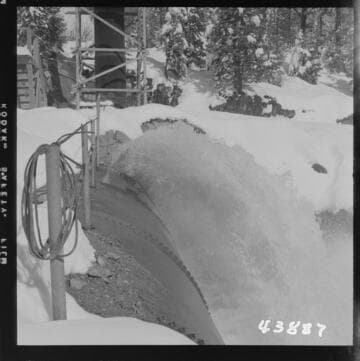 Portal Powerhouse - Flow 1600 cfs. Railing vibrating