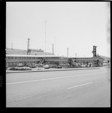 Barstow District : Main Street.Desert Inn Motel