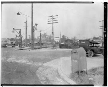Railroad crossing at Grevalia in South Pasadena. 1925