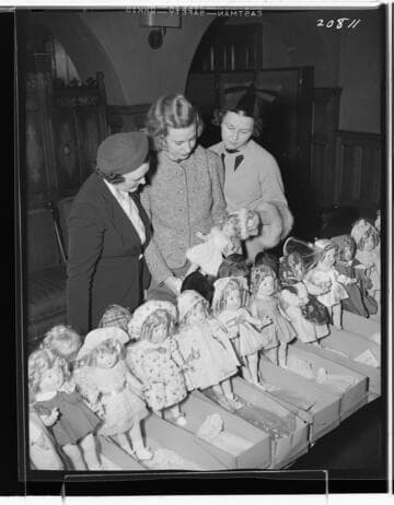 D2.3 - Displays, Window - Edison Christmas doll dressing contest