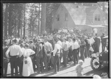 P1.1 - Group Portraits - Holiday crowd at Cascada