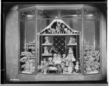 D2.3 - Displays, Window - 1938 Christmas doll contest