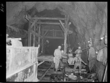 Big Creek - Mammoth Pool - Gantry erection in power tunnel