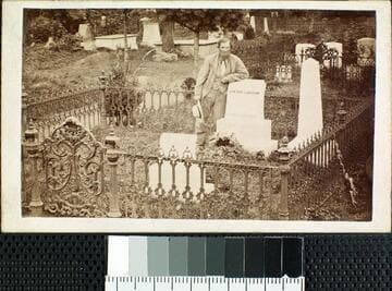 Visitor to the grave of Stonewall Jackson in Lexington, Virginia